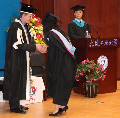 Pro Vice-Chancellor Professor Alex Neill presents degrees to students in Dalian, with DPU Vice President Professor Wendong Ren.